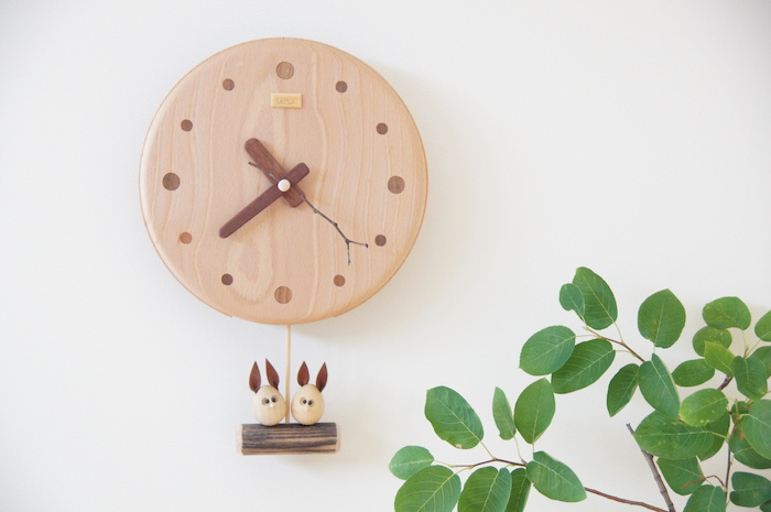 8228円 返品送料無料 木製手彫りの餅つきうさぎ時計