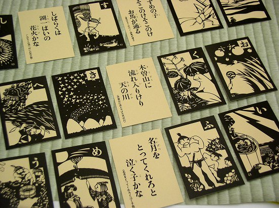 詳細不明　欠品不明　作者不明　メーカー不明　 柳沢京子作 きりえ 一茶かるた　小倉百人一首 舞扇　セイカのかるた 仮面ライダー 他 柳沢京子きりえ一茶かるた：おもちゃ：百町森